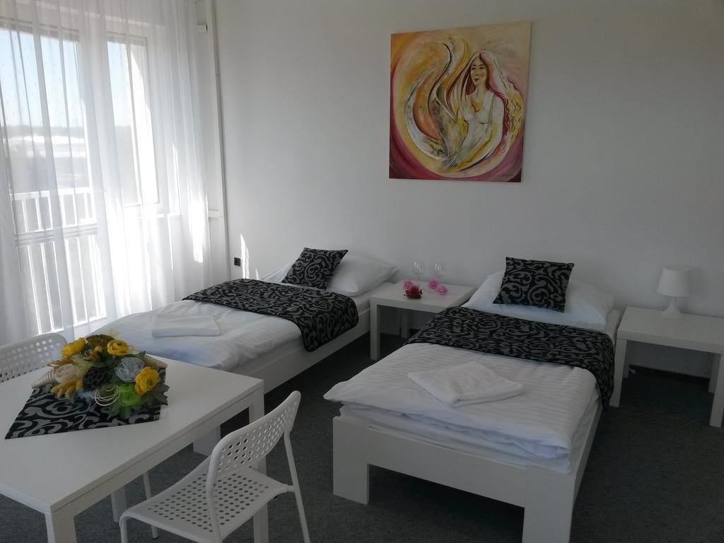 Ubytovna Kubra Hodonin Ngoại thất bức ảnh